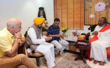 मुख्यमंत्री भगवंत मान ने अरविंद केजरीवाल और मनीष सिसोदिया के साथ श्री श्री रविशंकर जी का आशीर्वाद लिया