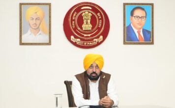 भाजपा के नेतृत्व वाली केंद्र सरकार पंजाब और तीन करोड़ पंजाबियों की पीठ में छुरा मार रही है