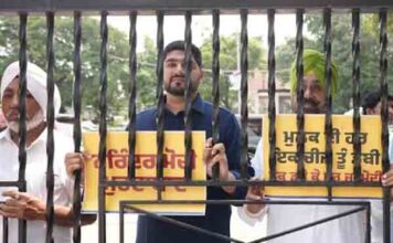 चुनावों से पहले ईडी के छापों के विरुद्ध ‘आप’ नेताओं और कार्यकर्ताओं का प्रदर्शन, ईडी की टीम का घेराव करके बीजेपी की केंद्र सरकार के खिलाफ की नारेबाजी