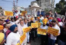 यूपीआई पर अतिरिक्त चार्ज के खिलाफ जालंधर और पठानकोट में आप का प्रदर्शन, आप कार्यकर्ताओं ने मोदी सरकार के खिलाफ नारे लगाए, फूंका पुतला